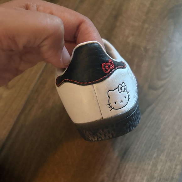 Adidas HELLO Kitty 50th Anniversary - Picture 8 of 13